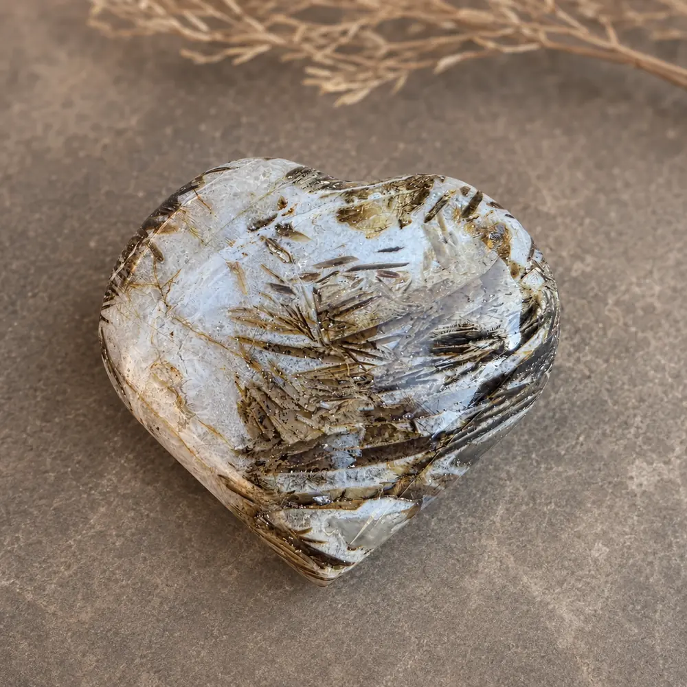 Cœur en astrophyllite de Madagascar avec inclusions bronze en étoile