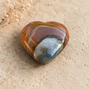 Cœur en jaspe polychrome naturel 4 × 4 cm sur fond beige