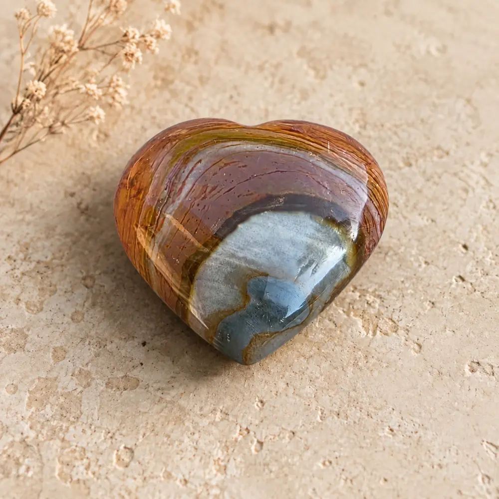 Cœur en jaspe polychrome naturel 4 × 4 cm sur fond beige