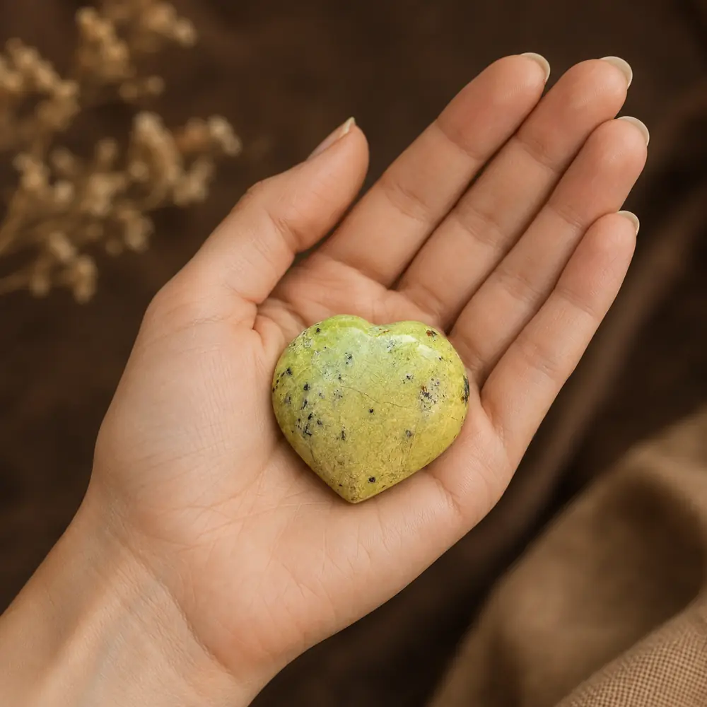 Cœur en opale verte de Madagascar de 3,5 cm présenté dans une main