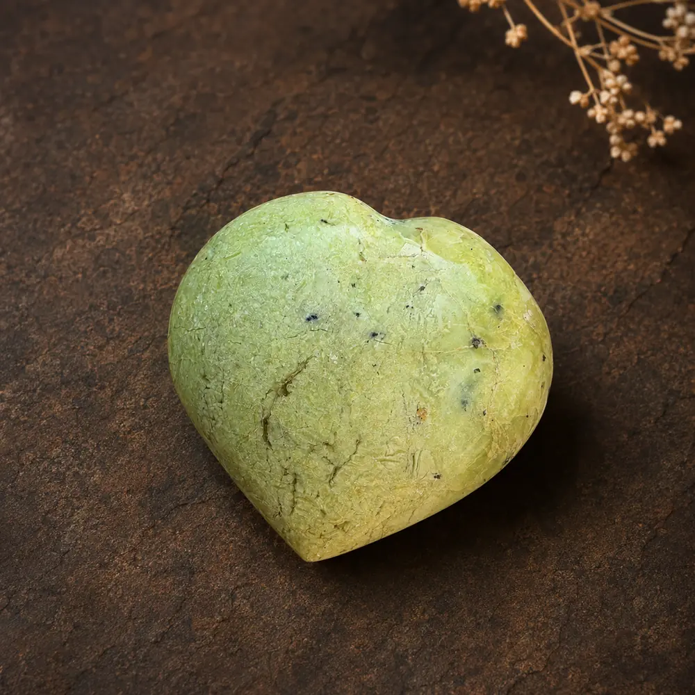Cœur en opale verte naturelle de Madagascar sur fond brun
