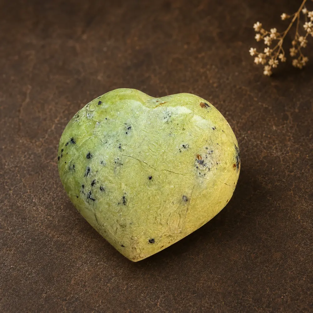 Cœur en opale verte de Madagascar avec inclusions naturelles