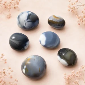 Six galets en agate orque naturelle sur fond romantique