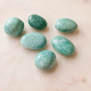 Galets en amazonite naturelle polis sur fond romantique