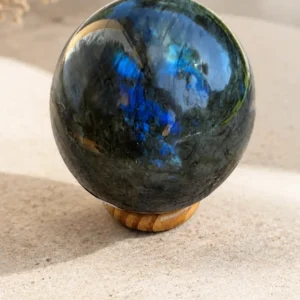 Labradorite polie aux magnifiques reflets bleus sur fond clair