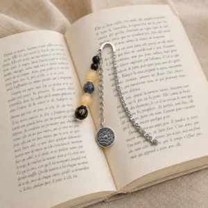 Marque-page en Agate noire Calcite jaune et Larvikite posé sur un livre ouvert