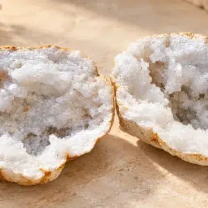 Deux moitiés assorties d’une géode quartz blanc de 1,506 kg aux cristaux scintillants