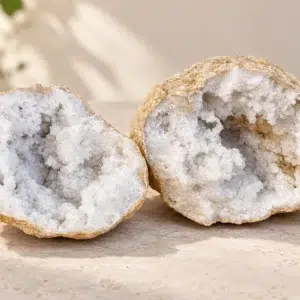 Deux moitiés d’une géode quartz calcite de 1,624 kg avec cristaux blancs scintillants