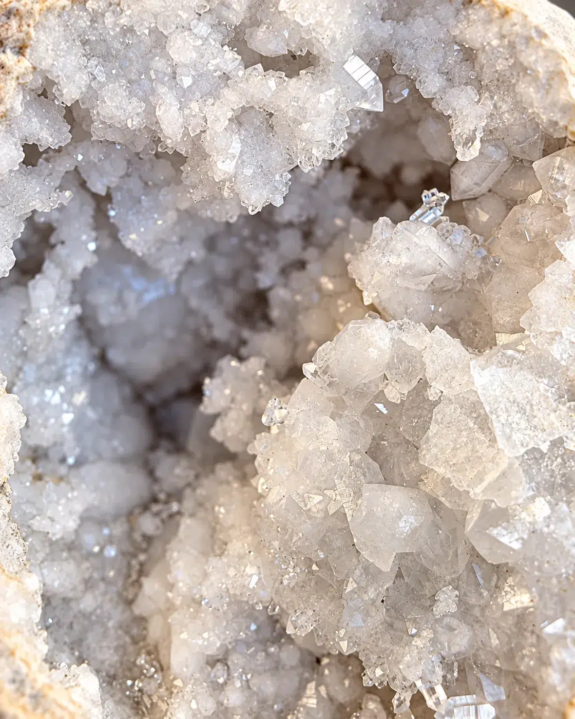 Gros plan sur les cristaux transparents et scintillants d’une géode quartz calcite de 1,624 kg