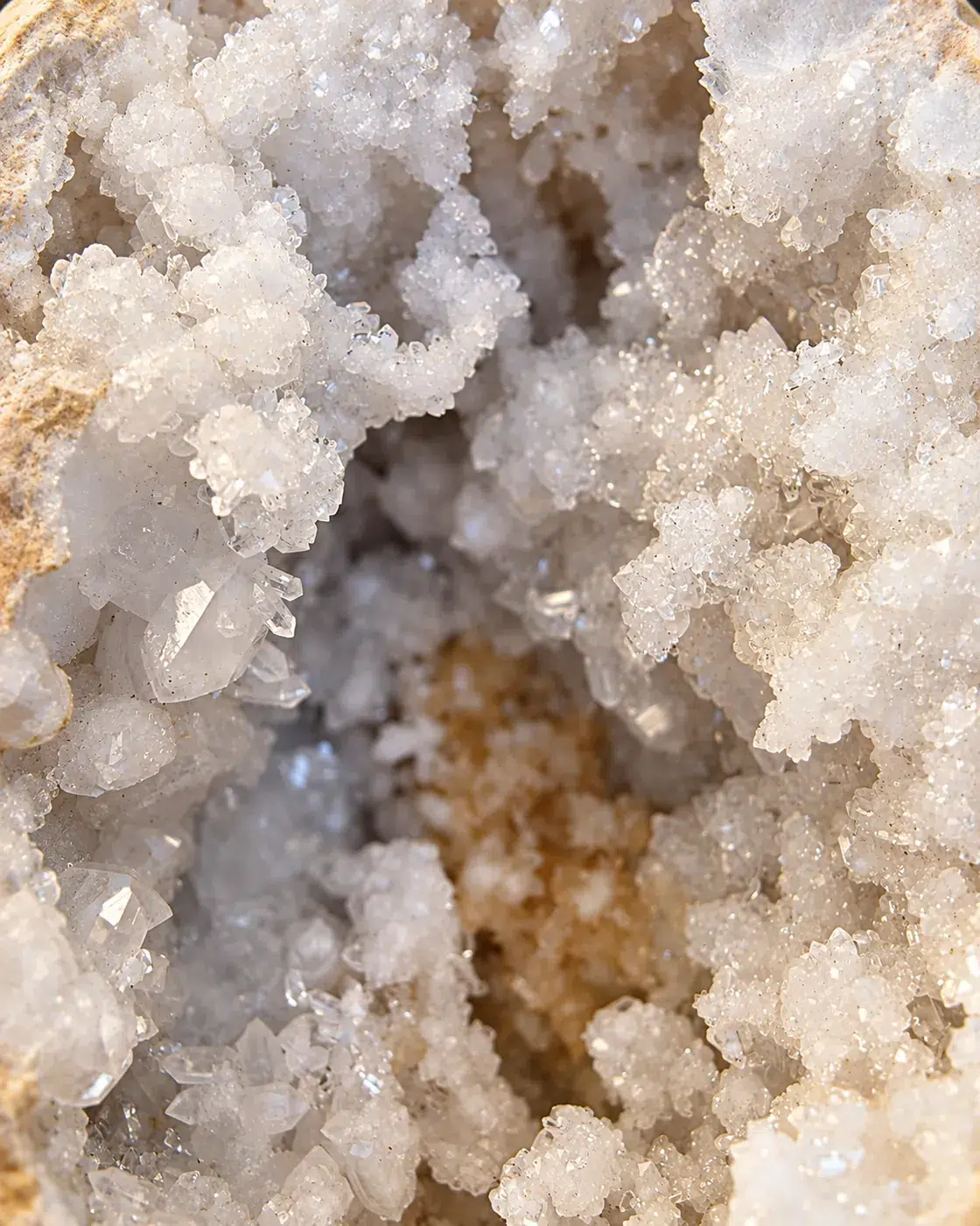 Vue rapprochée des cristaux blancs brillants d’une géode quartz calcite de 1,624 kg