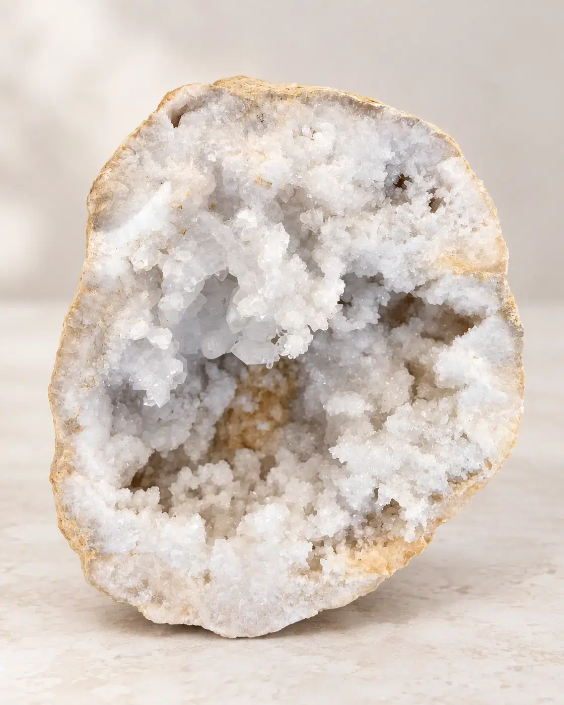 Première moitié d’une géode quartz calcite de 1,624 kg avec cristaux blancs brillants