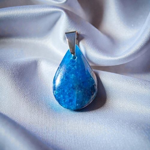 Pendentif apatite bleue Apatite 4, pierre naturelle aux reflets profonds.