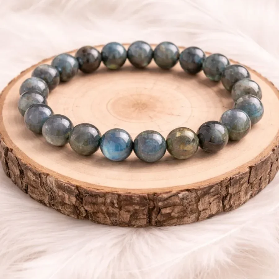 Bracelet labradorite en pierres naturelles sur rondin en bois