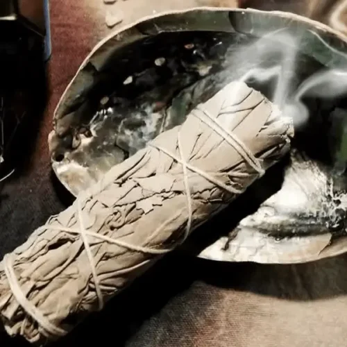 Purifier et recharger ses pierres avec la sauge