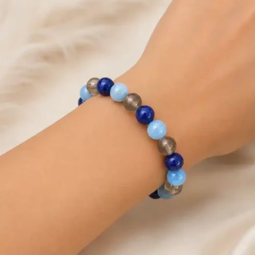 Bracelet allergie en pierres naturelles bleues et grises porté au poignet