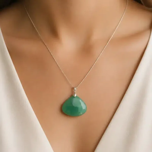 Pendentif en Aventurine verte naturelle porté autour du cou avec une chaîne argentée
