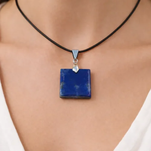 pendentif carré lapis lazuli porté sur collier
