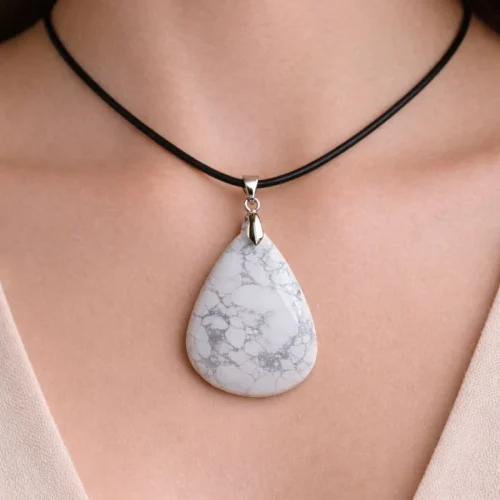Pendentif howlite goutte porté autour du cou sur cordon noir